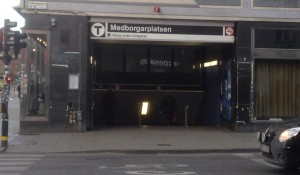 Här vid ingången till tunnelbanan mötte jag Pihlblad och följde honom fram till spärrarna kl 08.43 - 2013-12-02.