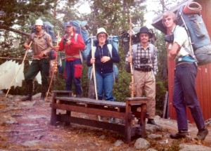 Lastad med mat, tält och övrig utrustning för tolv dagar utan kontakt med civilisationen, vid slutet av juli 1975. Båda Leicorna på magen och kikaren på bärramen.