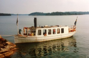 Kristina af Finspong med tvåcylindrig ångmaskin vilken förvaltades av Stal Lavals Slottsklubbs ångbåtssektion. 10,5 x 2,5 m och deplacement 5-7 ton beroende på bunkring och besättning.