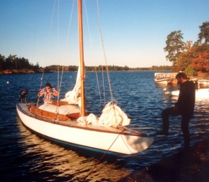 Görans Mälar-30 förtöjd vid Tjockisholm i skärgården utanför Norrköping. Tidig morgon och dags att lätta. Lennart Hjalmarsson drar redan på flytvästen.