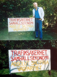 För cirka 30 år sedan, eller i början av 1980-talet. Förberedelser i trädgården på Tunnlandsvägen 18 i Finspång. Riksdagsval på gång. Skyltarna skulle ut i god tid. 