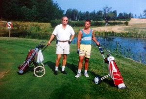 För cirka 20 år sedan hade både Göran och jag kommit igång med golf på riktigt. Jag var kvar i Finspång medan Göran hade flyttat till Bråviken som redan nu hade 27 hål. Här står vi nedanför klubbhuset efter en 18-runda. Kolla min bag och golfvagn som jag tagit över från min pappa.