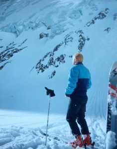 För cirka 30 år sedan. Brant som i typiskt Chamonix. 200 cm K2 slalomskidor, Salomon 91 Equipe, färgade Fjällrävens Grönlandsbyxa och jacka från SOS var en perfekt kombination. 