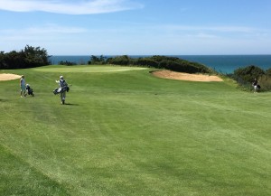 Inte bara äta och dricka på golfresa. Man måste vistas på banan också. Här har vi slagit ut på A - MAR Y PINOS - par 4 hål 6. Hitom green finns en svacka från vilken man slår upp på en platå. Atlantens surfvågor brusar mot oss.