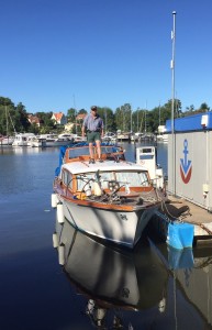 Väntar på gästhamnens personal för påfyllning av diesel inför färd mot Wasahamnen. Foto: Ulf Schultzberg.