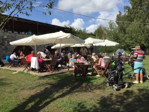 Golfklubbarna uteservering ligger mellan puttinggreen och klubbhuset. Såväl 1:ans som 10:ans tee strax intill.