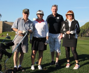 Inför utslag på första tee, jag, Birgitta, Charlie och Hannele. 20+ grader på tisdagen. Foto från Per. Tack!